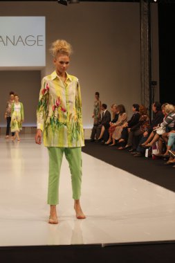 kadın moda show 2012