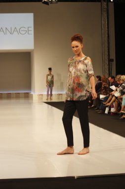 kadın moda show 2012