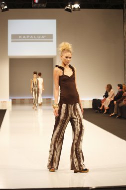 kadın moda show 2012