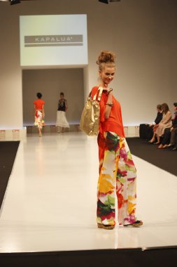 kadın moda show 2012