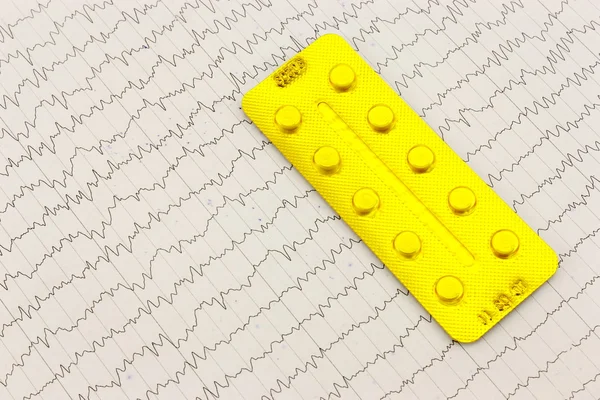 Tabletten auf dem Elektrokardiogramm. — Stockfoto