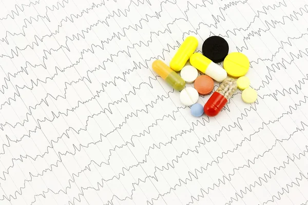 Tabletten op het elektrocardiogram. — Stockfoto