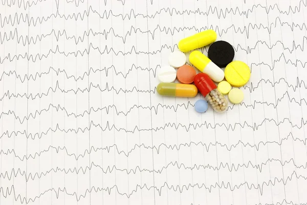 Tabletten op het elektrocardiogram. — Stockfoto