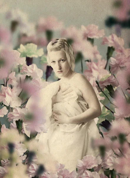 Όμορφη γυναίκα σε λουλούδια — Φωτογραφία Αρχείου