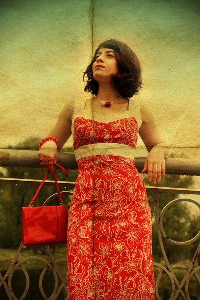 Szépség piros ruhás fiatal nő — Stock Fotó