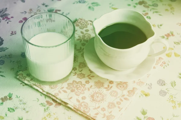 Milch und Kaffee auf einer Schönheitstischdecke — Stockfoto