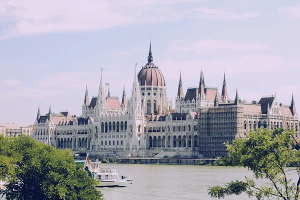 Magyar Országgyűlés, budapest nyáron — Stock Fotó