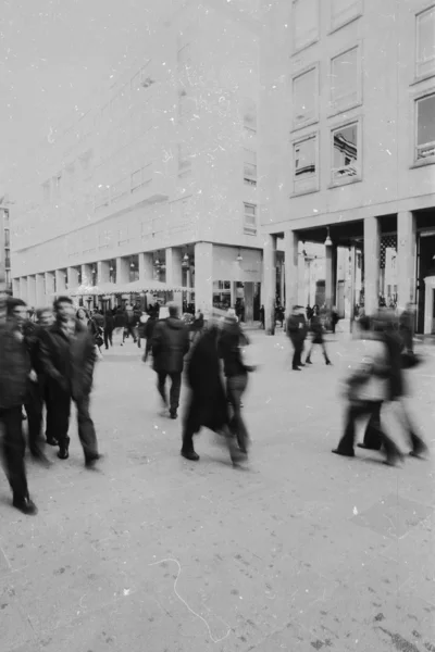 Milanon väkijoukko — kuvapankkivalokuva