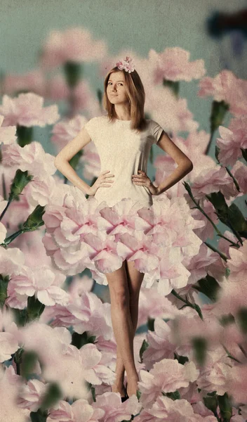 Mooie vrouw in bloemen — Stockfoto