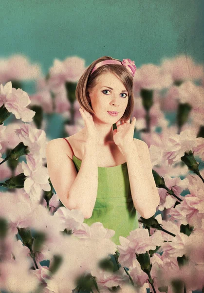 Krásná žena v květinách — Stock fotografie