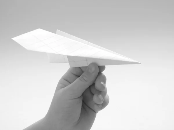 Mão de criança com avião de papel — Fotografia de Stock
