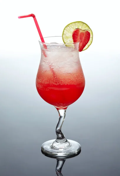 Стакан красного коктейля с клубничным декором — стоковое фото