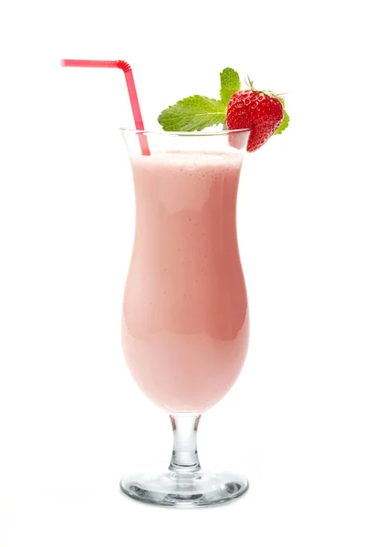Клубничный молочный коктейль в стакане — стоковое фото