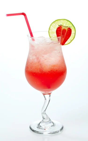 Sklo červené koktejl s ledem — Stock fotografie