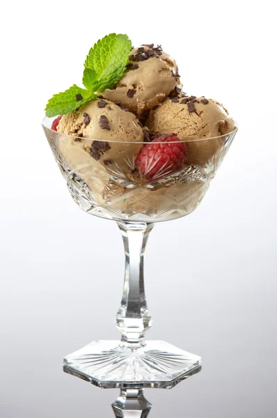 Ice cream met frambozen en chocolade — Stockfoto