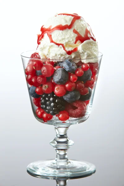 Pohár friss bogyós gyümölcsök fagylalttal — Stock Fotó