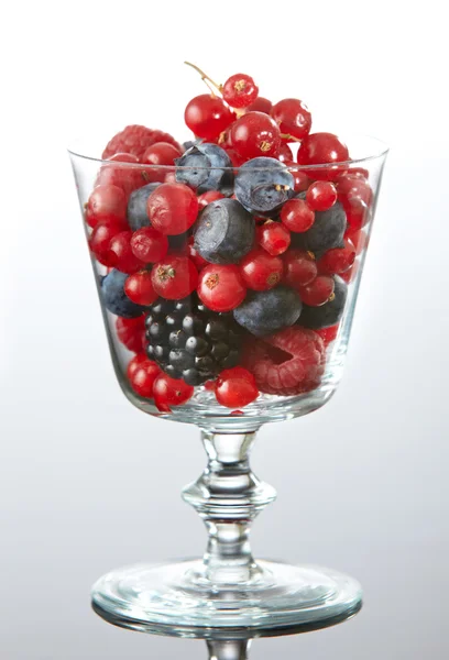 Стакан свежих ягод — стоковое фото
