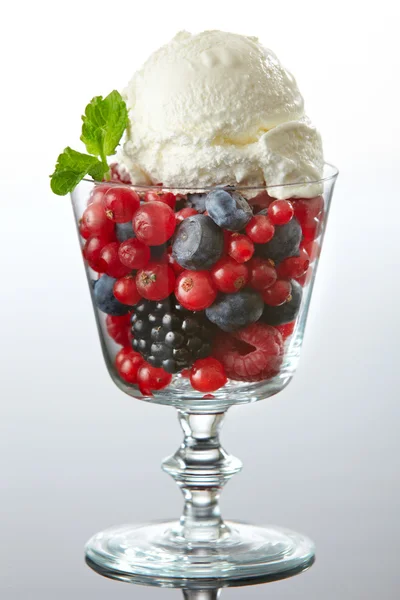 アイス クリームと新鮮な果実のガラス — ストック写真