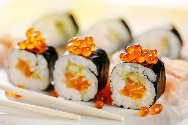 Sushi con salmón y caviar — Foto de Stock