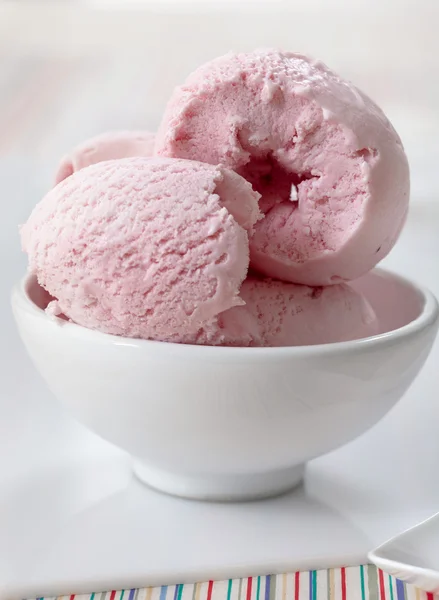 ピンクのアイスクリーム — ストック写真
