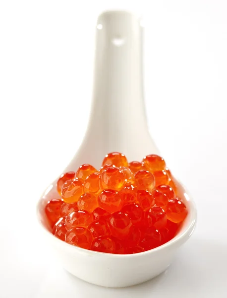 Caviar vermelho na colher branca — Fotografia de Stock