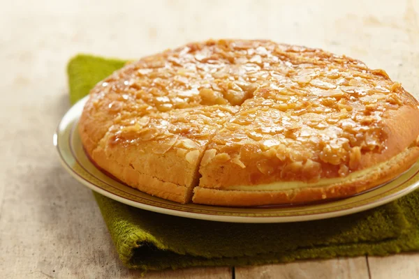 Tarta de almendras casera con crema de mantequilla — Foto de Stock