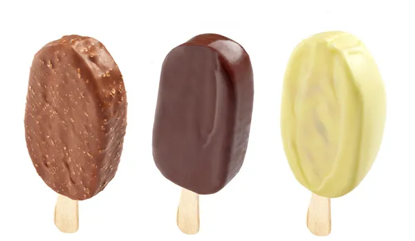Três sorvetes diferentes cobertos com chocolate — Fotografia de Stock