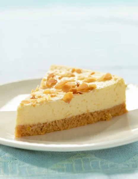 Cheesecake slice op witte plaat — Stockfoto