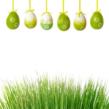 yeşil çimen ve Paskalya yumurtası