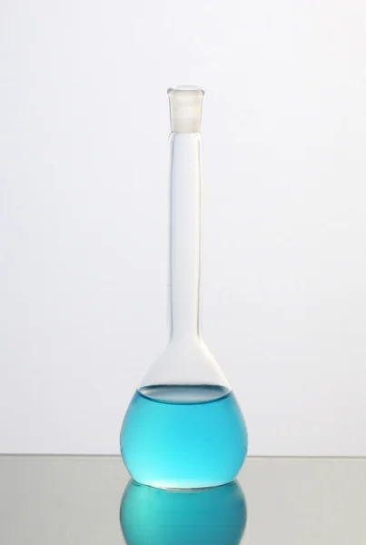 Cairan biru dalam botol kimia — Stok Foto