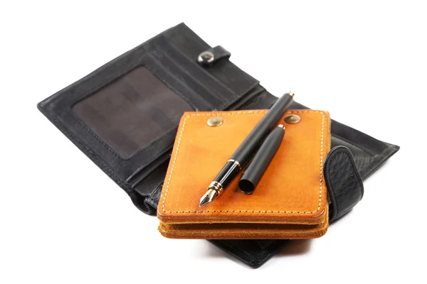 Натюрморт и кожаный органайзер с изолированной ручкой — стоковое фото