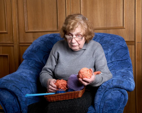 The grandmother holds a ball of threads — Stock Photo, Image