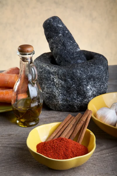 Sten mortel och kryddor på ett bord — Stockfoto