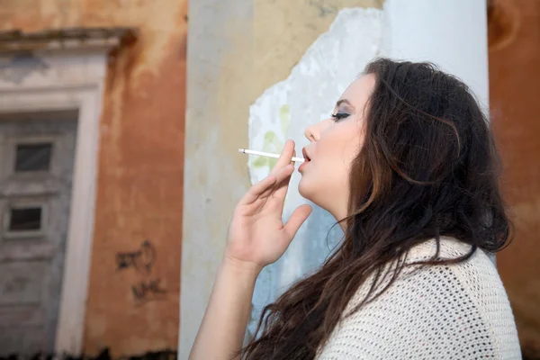 Beautiful plus size woman smokes cigarette — Stock Photo, Image