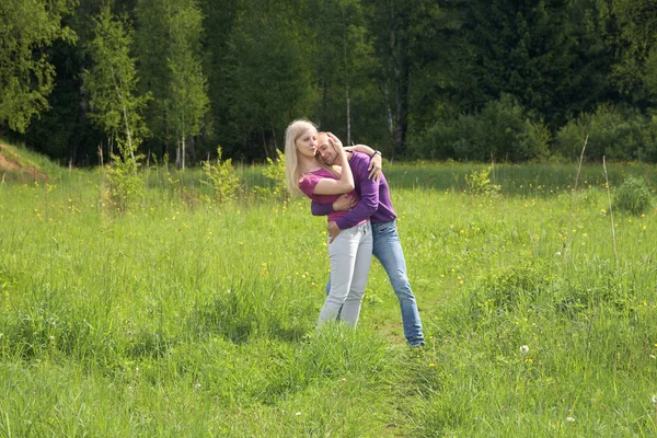 Abrazando pareja en un prado en la primavera —  Fotos de Stock