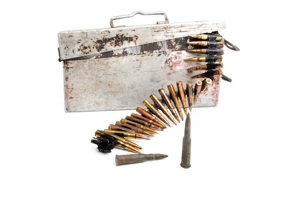 Maschinengewehrband mit Patronen aus dem Zweiten Weltkrieg auf einem — Stockfoto