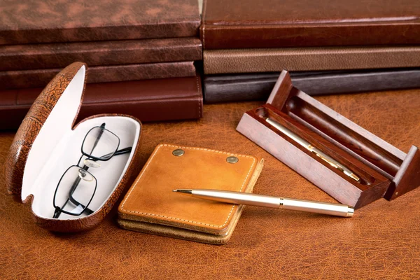 Business-Stilleben med arrangörerna pennor och glasögon — Stockfoto