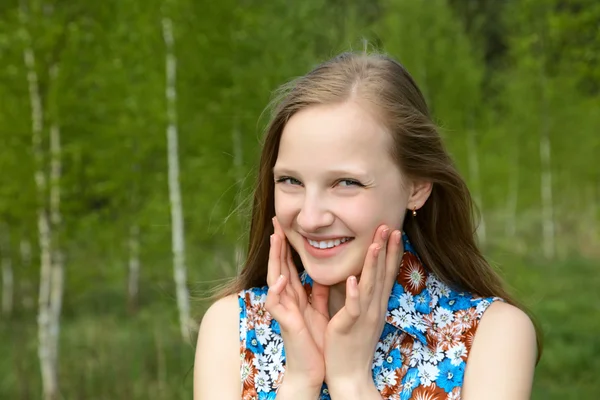 젊은 백 화 나무에 대 한 미소와 소녀 — 스톡 사진