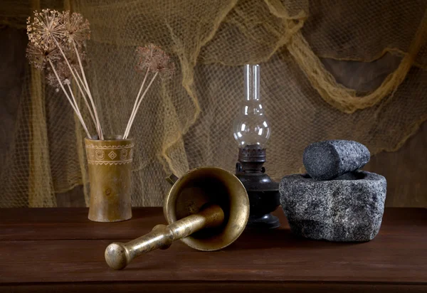 Натюрморт с миномётами и масляной лампой — стоковое фото