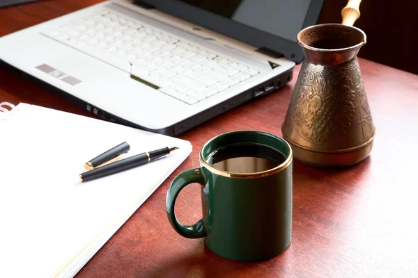 Tazza di caffè del mattino su un tavolo a ufficio — Foto Stock