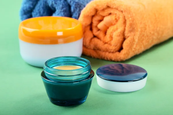 Cosmetic cream and towels — Stock Photo, Image