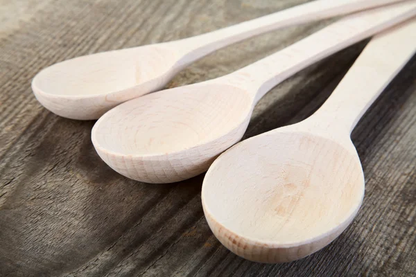 Nuovo cucchiaio di legno sul tavolo — Foto Stock