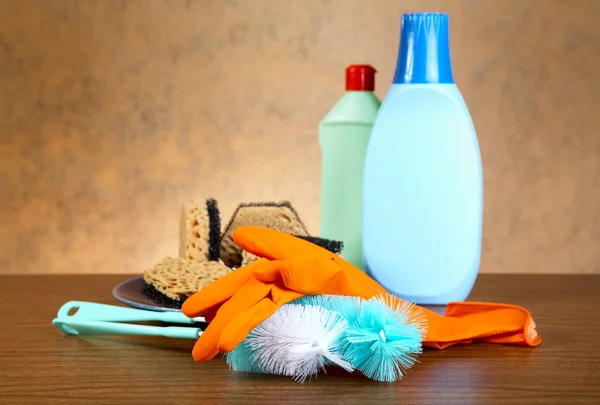 Рукавички, губка, щітка для миття посуду — стокове фото