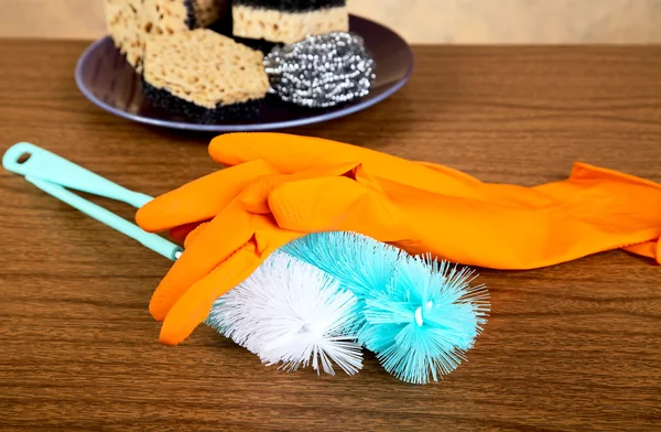 Handskar, svamp, pensel för ware tvätt — Stockfoto