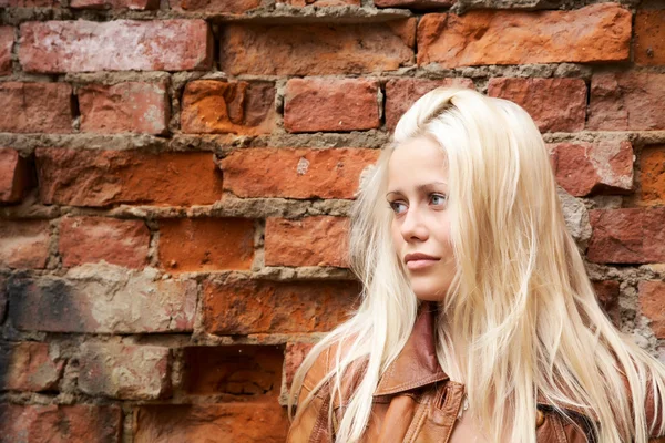 Blondinen flickan mot en vägg — Stockfoto