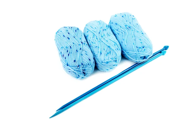 Bolas azuis de uns raios de malharia de fio isolados no branco — Fotografia de Stock