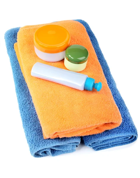 Terry asciugamani e tubi con cosmetici isolati su un bianco — Foto Stock