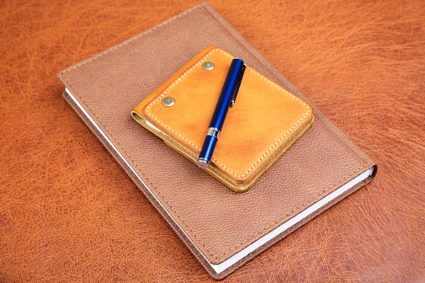 Business-Stilleben med anteckningsbok och penna — Stockfoto