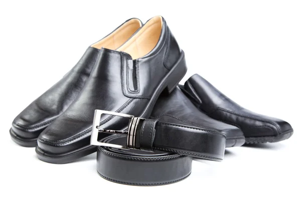 Dois pares de sapatos de homem negro e um cinto isolado — Fotografia de Stock