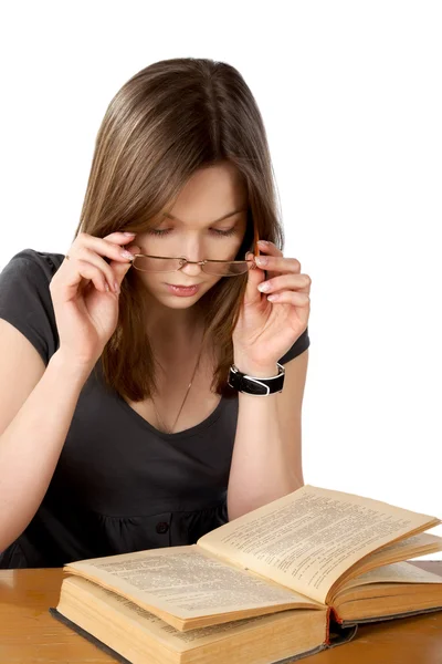 Ragazza con gli occhiali e il libro aperto isolato su un bianco — Foto Stock